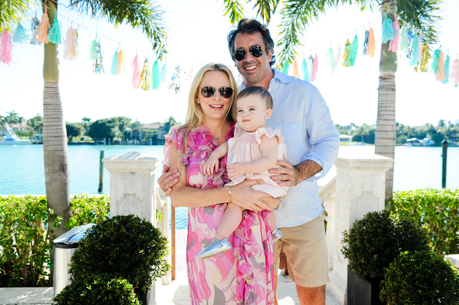 Family in backyard. Baby photo of first birthday in Miami.